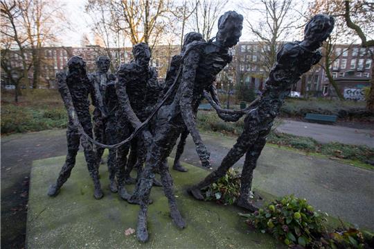 Das von Erwin de Vries geschaffene Nationadenkmal zur Erinnerung an die Sklaverei in Amsterdam.