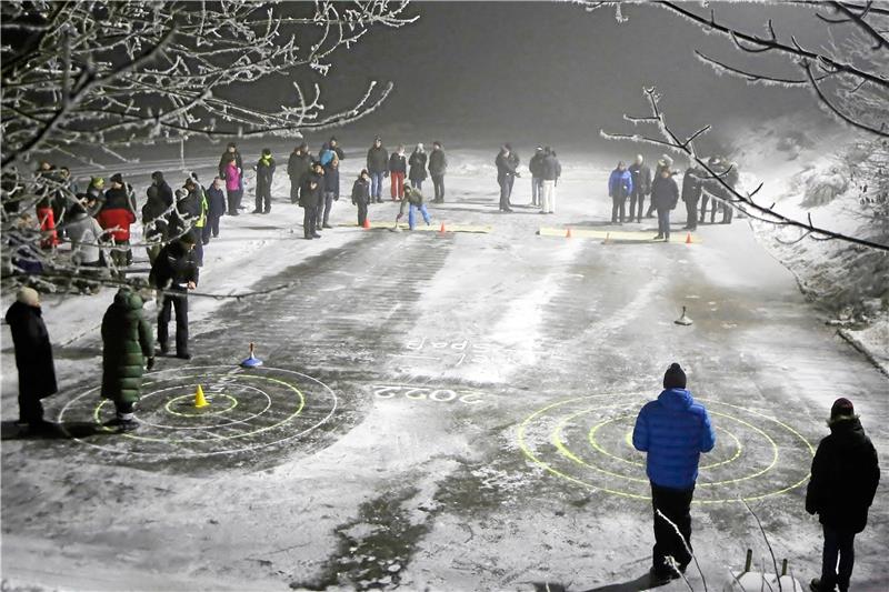 Hohegeißer Tradition: Eisstöcke flitzen wieder übers Eis Das von der Feuerwehr aufgebrachte Wasser ist auf dem Schützenplatz bei vier Grad minus zu einer Eisdecke gefroren, die eine perfekte Unterlage für das Eisstockschießen am Samstagabend bildet. Nach zwei Jahren Corona-Pause ist die Beteiligung an der Traditionsveranstaltung besonders hoch. Fotos: Jung