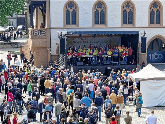 Das von der Kontaktstelle Musik ins Leben gerufene Musikfest präsentiert alle zwei Jahre die Musikerinnen und Musiker einer Region. Im Jahr des Stadtjubiläums, 2022, wurde in Goslar (hier: vorm Rathaus) gesungen und musiziert. Archivfoto: Sowa