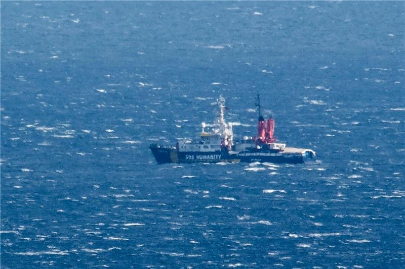 Mehr als 140 Migranten verlassen „Humanity 1” Das von der SOS Humanity, einer Organisation aus Deutschland, betriebene Rettungsschiff SOS Humanity 1 ist auf See vor der Küste Siziliens zu sehen.