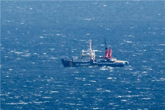 Das von der SOS Humanity, einer Organisation aus Deutschland, betriebene Rettungsschiff SOS Humanity 1 ist auf See vor der Küste Siziliens zu sehen.