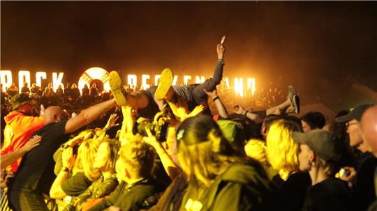 Das Publikum trägt Crowdsurfer beim Rock am Beckenrand.