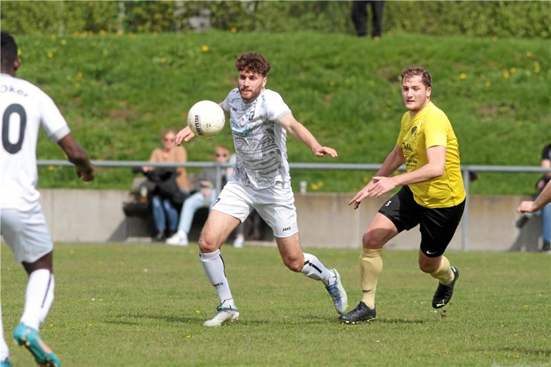Oker gegen Rammelsberg: Flutlicht an für das Keller-Derby Das vorige Derby gegen den VfL Oker hat der SV Rammelsberg Ende April auf eigenem Platz mit 2:0 gewonnen, hier eine Szene mit SVR-Spieler Dominik Mittendorf (r.) und Amed Altekin. Foto: Gietemann