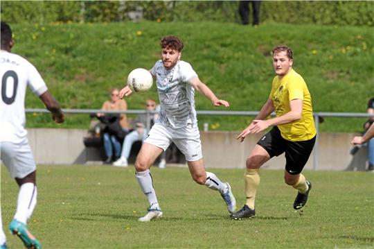 Das vorige Derby gegen den VfL Oker hat der SV Rammelsberg Ende April auf eigenem Platz mit 2:0 gewonnen, hier eine Szene mit SVR-Spieler Dominik Mittendorf (r.) und Amed Altekin. Foto: Gietemann