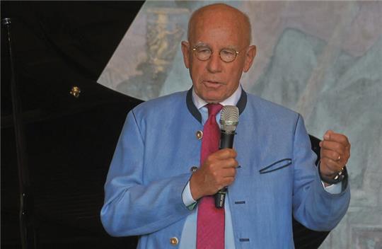 Das war gestern: Als Hans-Joachim Tessner am 21. Juni in der Kaiserpfalz mit 170 Gästen 35 Jahre Familien- und 25 Jahre Bürgerstiftung feiert, wünscht er sich noch von Herzen gern die ersten Konzerte in der neuen Stadthalle im fertigen Pfalzquartier.