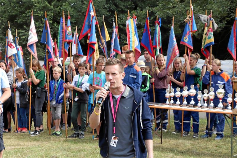 Zeltlagerabsage: Mehrkosten sprechen gegen den Harz Das war im Juli 2018. Landesjugendfeuerwehrwart André Lang dankt bei der Abschlussveranstaltung des letzten Landesjugendzeltlagers den zahlreichen Helfern auf dem Gelände vor den Toren des Luftkurortes Wolfshagen. Foto: GZ-Archiv