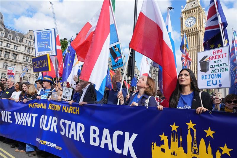 Brexit-Gegner protestieren für britischen EU-Wiederbeitritt Das zentrale Motto des Protests bezieht sich auf die Sterne der EU-Flagge: «We want our star back!» (Wir wollen unseren Stern zurück!)