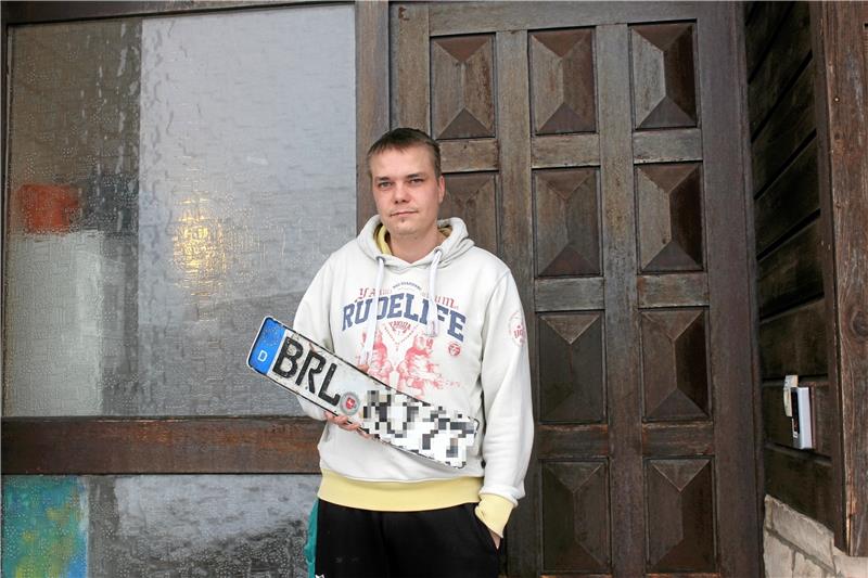 Nach Unfall auf L519: „Ich sah den Baum, dann hat’s gekracht“ Das zerbeulte Nummernschild ist das Einzige, was Marcel Köhler von seinem Auto geblieben ist. Der Polo wurde durch den Aufprall komplett zerstört. Fotos: Julia Fricke/GZ-Archiv