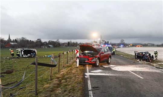 Das zerstörte Auto liegt nach dem Unfall auf einer Wiese.