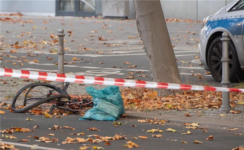 Das zerstörte Fahrrad der gestorbenen Radfahrerin auf der Bundesallee in Berlin-Wilmersdorf.