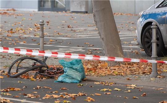 Das zerstörte Fahrrad der gestorbenen Radfahrerin auf der Bundesallee in Berlin-Wilmersdorf.