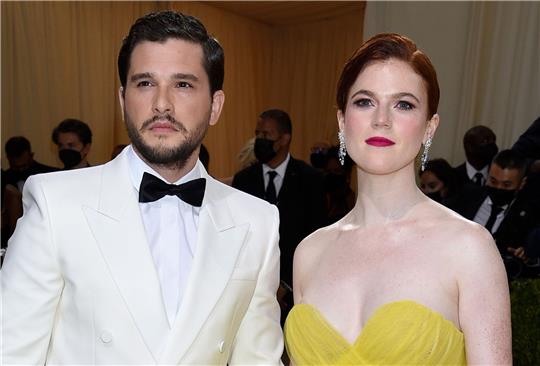 Das zweite Kind der «Game of Thrones»-Stars Kit Harington und Rose Leslie (beide 36) ist auf die Welt gekommen.