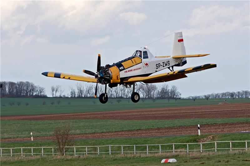 Hilfe bei Waldbränden: Lösch-Flugzeug für den Harz angekommen Das Kleinlöschflugzeug trägt die Typbezeichnung PZL M18 B. Foto: Matthias Bein/DPA