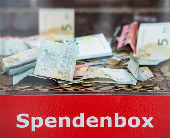 Das Spendenvolumen von Privatleuten in Deutschland ist 2023 nur geringfügig zurückgegangen.