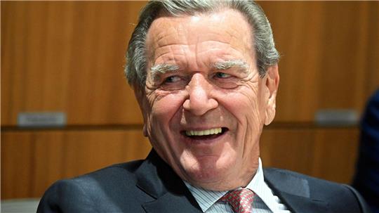 Dass Ex-Kanzler Gerhard Schröder bei der Wahl des neuen niedersächsischen Ministerpräsidenten Olaf Lies im Landtag in Hannover dabei war, sorgt in Schwerin für Verärgerung. Beim Untersuchungsausschuss rund um die Erdgasleitung Nord Stream 2 ließ er sich zweimal wegen einer langwierigen Krankheit entschuldigen. (Archivbild)