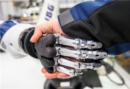 Dass Maschinen immer mehr können, was uns Menschen vorbehalten war, macht die Faszination, aber auch die Unheimlichkeit künstlicher Intelligenz aus. Die Menschenform mancher Roboter verleite uns aber auch zu einer Überschätzung der Technik, erklärte der Robotik-Experte Jochen Steil. Unser Archivfoto entstand an einem Stand auf der Hannover Messe 2019. Foto: Gateau/dpa