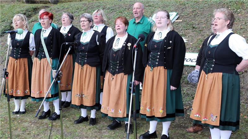 Wo Harzer Kühe sich von ihrer schönsten Seite zeigen Dass die Bruchbergsänger beim Weidefest singen, gehört zur Tradition.