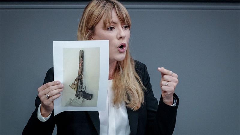 Streit um neue Befugnisse für Verfassungsschutz und BND Dass die stellvertretende Vorsitzende der Linksfraktion, Clara Bünger, während ihrer Rede zur Reform der Nachrichtendienste das Bild einer Waffe der NSU-Terroristen hochhält, stößt auf Kritik bei Bundestagspräsidentin Julia Klöckner (CDU).