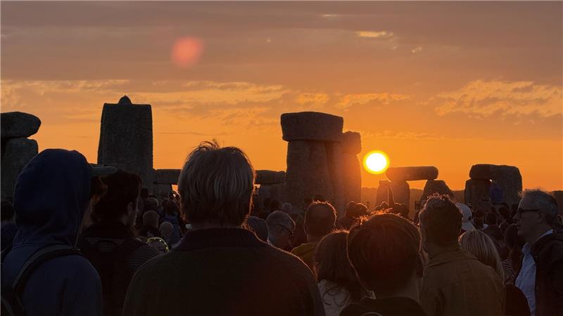 Dass in Stonehenge schon seit Jahrtausenden gefeiert werde, mache etwas mit einem, sagt eine Besucherin.