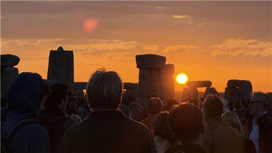 Dass in Stonehenge schon seit Jahrtausenden gefeiert werde, mache etwas mit einem, sagt eine Besucherin.