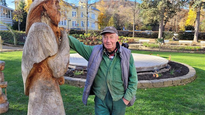 Der ehrenamtliche Helfer Peter Kopp steht neben einer der Krippenfiguren. Dass sich die Bad Harzburger über ihre Weihnachtskrippe freuen können, haben sie vor allem ehrenamtlichen Helfern wie ihm zu verdanken.