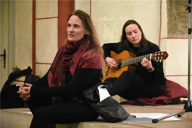 Hörerlebnisse und Sitzexperimente in der Marktkirche „Dat du min Leevsten büst“: Franziska de Vries singt, Emma Noll spielt dazu Gitarre. Später setzt sich für einen Augenblick auch noch Gerald de Vries als Dirtter im Bunde dazu.  Fotos: Kempfer