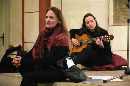 Hörerlebnisse und Sitzexperimente in der Marktkirche „Dat du min Leevsten büst“: Franziska de Vries singt, Emma Noll spielt dazu Gitarre. Später setzt sich für einen Augenblick auch noch Gerald de Vries als Dirtter im Bunde dazu.  Fotos: Kempfer