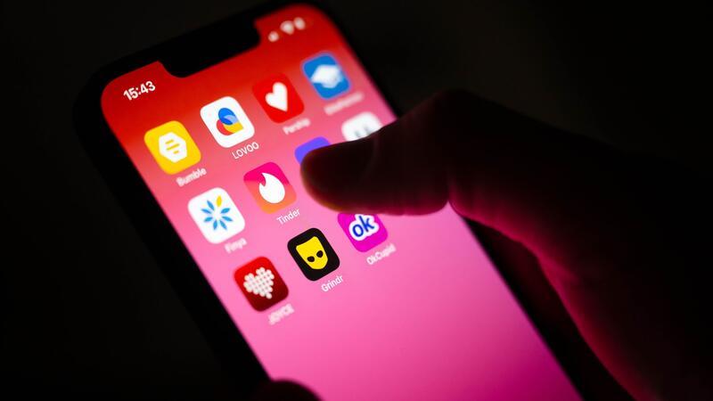 Umfrage: Deutsche zeigen mehr Nachsicht beim Fremdgehen Dating-App trotz Partnerschaft? Vor allem Frauen bewerten die Nutzung als Fremdgehen. (Symbolbild)