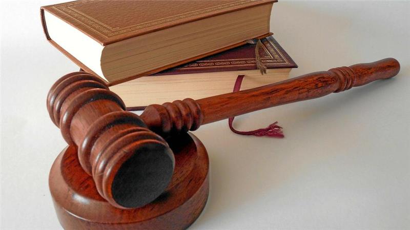 20-jähriger Angeklagter ist „quer durchs Strafgesetzbuch gereist“ Dauerarrest, Schmerzensgeld, Spende und Auflagen abarbeiten: Auf einen 20-jährigen Mann kommt nach dem Urteil einiges zu.
