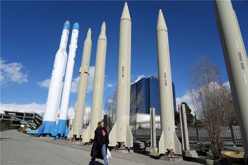 Yahya: Direkter Angriff Irans auf Israel ist ein Wendepunkt Dauerausstellung von im Iran produzierten Raketen und Satellitenträgern in einem Erholungsgebiet im Norden Teherans.