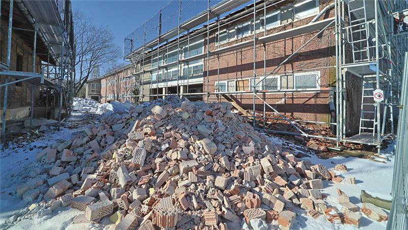 Dauerbaustelle: Seit Ostern 2024 läuft die Schadstoffsanierung an der Okeraner Mehrzweckhalle. Jetzt geht es bald weiter mit dem Abriss von Schwimmbecken und Hausmeister-Wohnung.