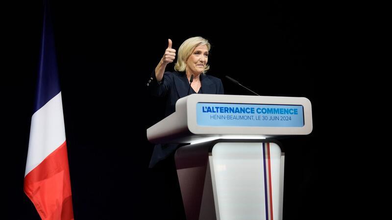 Wahl in Frankreich: Rechtsnationale könnten Mehrheit holen Daumen hoch: Die rechtsnationale französische Politikerin Marine Le zeigt sich nach der Veröffentlichung erster Hochrechnungen zufrieden.