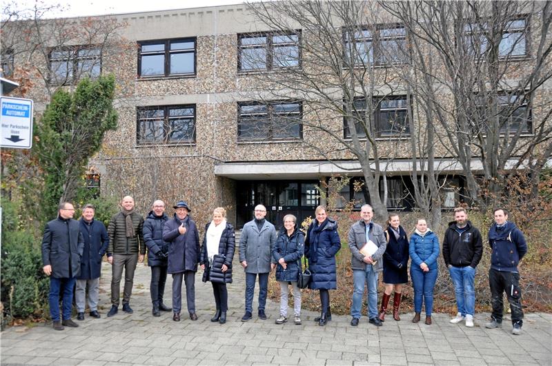 Stadthalle sorgt für Diskussion – Im Pfalzquartier startet der Abriss Daumen hoch: Ehrenbürger Hans-Joachim Tessner zeigt sich beim Startschuss für den Abriss optimistisch. Archivfoto: Heine