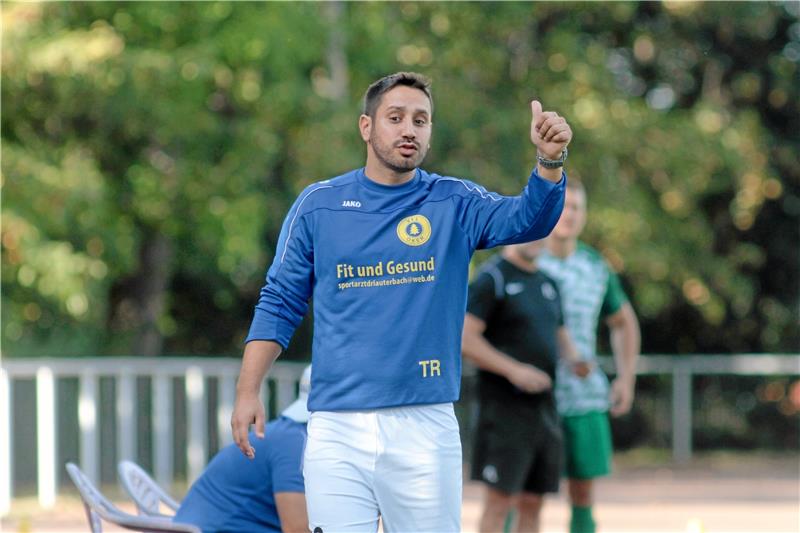 Mit Mehmet-Ali Tozlu in die Landesliga Daumen hoch: Okers Spielertrainer Mehmet-Ali Tozlu und der Verein einigen sich auf eine weitere Zusammenarbeit. Foto: Gietemann