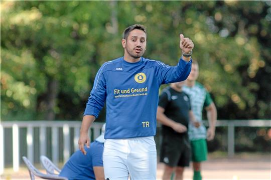 Daumen hoch: Okers Spielertrainer Mehmet-Ali Tozlu und der Verein einigen sich auf eine weitere Zusammenarbeit.  Foto: Gietemann