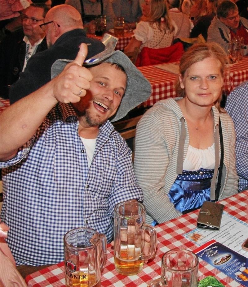 Daumen hoch für Musik, Essen und gute Laune: In Oker erleben 580 Oktoberfest-Gäste einen bayrischen Abend.