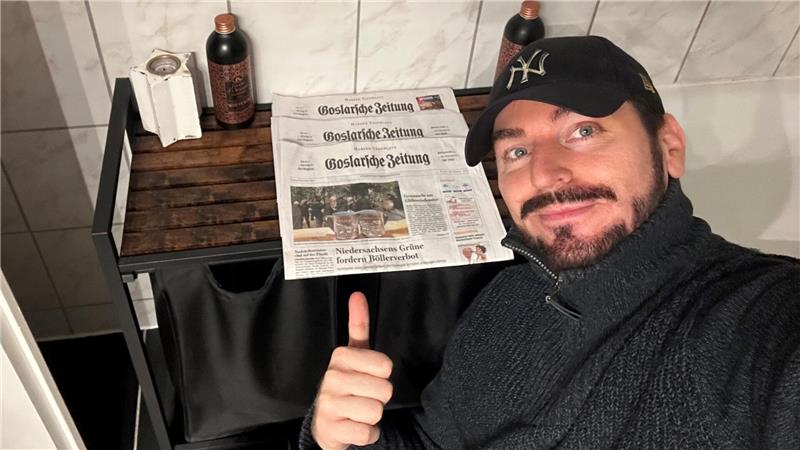 Chris Savaj pendelt zwischen TV-Ruhm und dem Alltag im Oberharz Daumen hoch für die GZ: Chris Savaj liest auch gern in Köln seine alte Heimatzeitung.