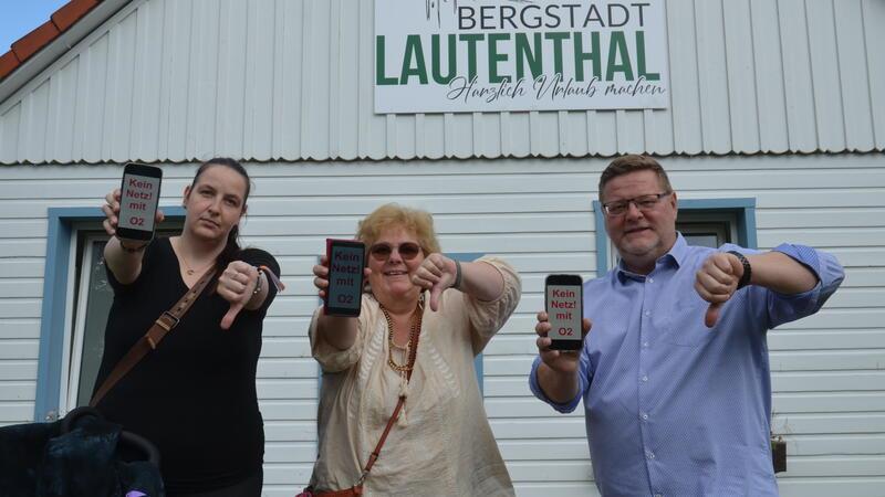 Daumen runter: Wenn es um die Mobilfunkversorgung in Lautenthal geht, zeigen die Daumen von Franziska Clawin (v.l.), Birgit Gläsener und Steffen Wrensch schon lange nach unten.
