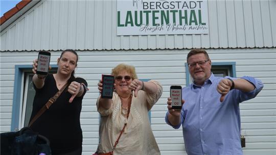 Daumen runter: Wenn es um die Mobilfunkversorgung in Lautenthal geht, zeigen die Daumen von Franziska Clawin (v.l.), Birgit Gläsener und Steffen Wrensch schon lange nach unten.
