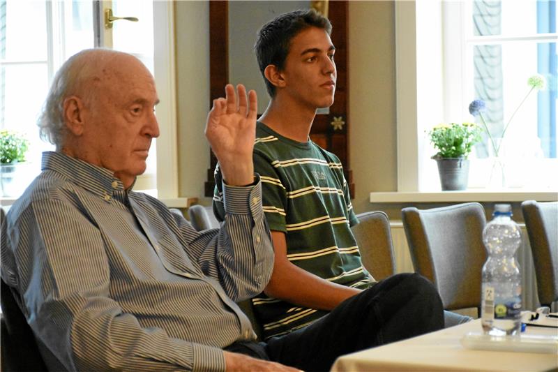 Israeli Tomer Rubinstein, ein Mann zwischen Musik und Militär Daumen und Zeigefinger zusammen: So ist es gut, ein großes Kompliment.