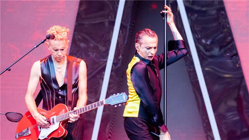 Depeche Mode kündigen Konzertkinofilm „M“ an Dave Gahan und Martin Gore von Depeche Mode bei einem Konzert im Berliner Olympiastadion im Juli 2023.