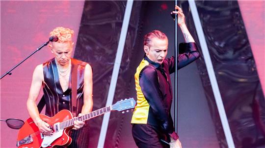 Dave Gahan und Martin Gore von Depeche Mode bei einem Konzert im Berliner Olympiastadion im Juli 2023.