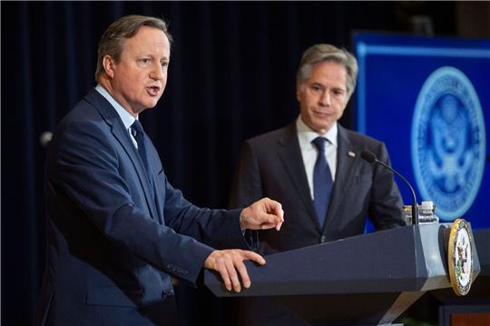 David Cameron (l), Außenminister von Großbritannien, hat sich bei seinem USA-Besuch auch mit dem früheren Präsidenten Trump getroffen.