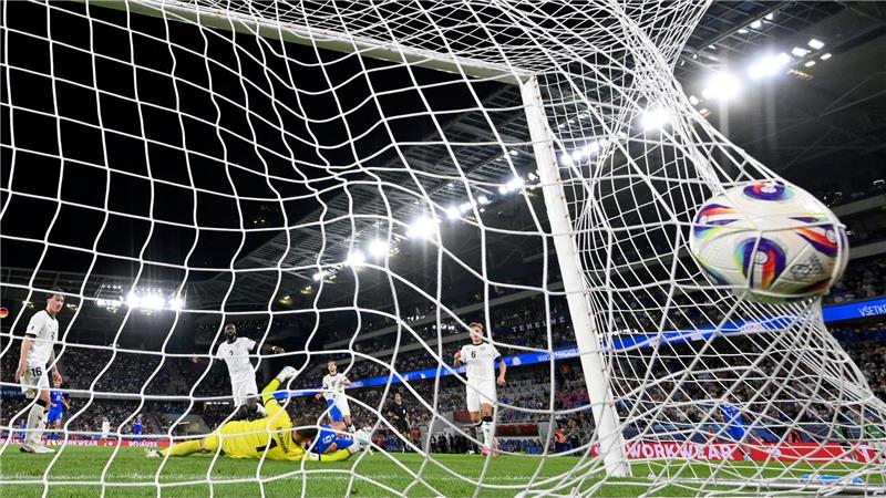 David Hancko aus der Slowakei schießt das Tor zum 1:0 gegen Torhüter Oliver Baumann.