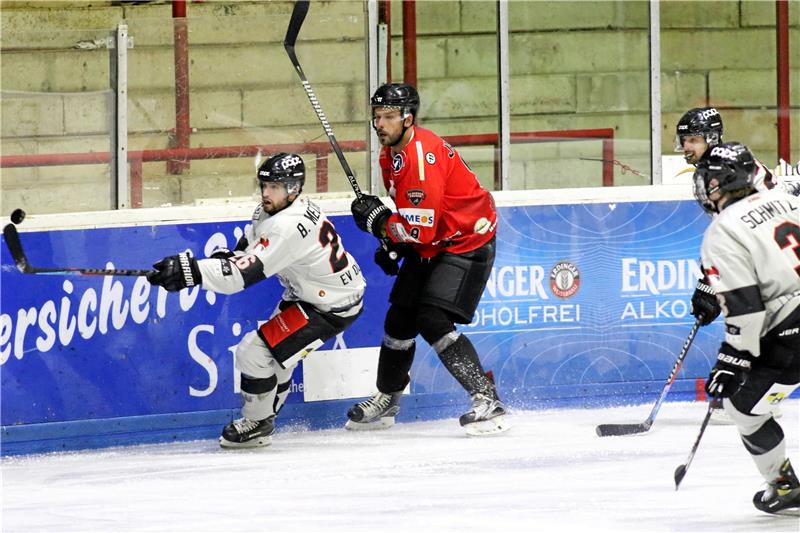 David Jasieniak (re.), hier im Testspiel der Falken gegen die Füchse Duisburg, hat Braunlage kurzfristig verlassen, wird seine Schlittschuhe aber nicht an den Nagel hängen. Foto: Neuendorf
