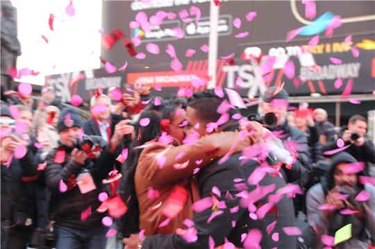 David Machando und Sarah Persaud nach ihrer Verlobung am Valentinstag auf dem New Yorker Times Square. Foto: Christina Horsten/dpa