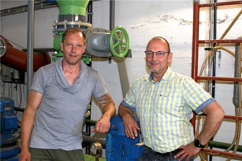 Wildemanner Spiegelbad öffnet am Samstag David Schmidt und Reinhold Hasse (von links) sind die neuen Vorsitzenden des Spiegelbadvereins. Foto: Knoke