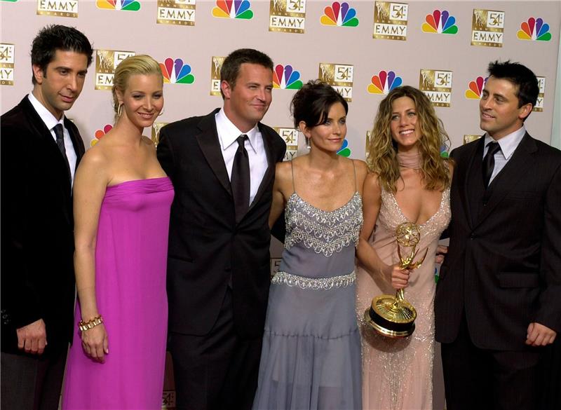 „Friends”-Stars trauern um Perry - „unfassbarer Verlust” David Schwimmer (l-r), Lisa Kudrow, Matthew Perry, Courteney Cox, Jennifer Aniston und Matt LeBlanc standen für die beliebte TV-Serie «Friends» gemeinsam vor der Kamera.