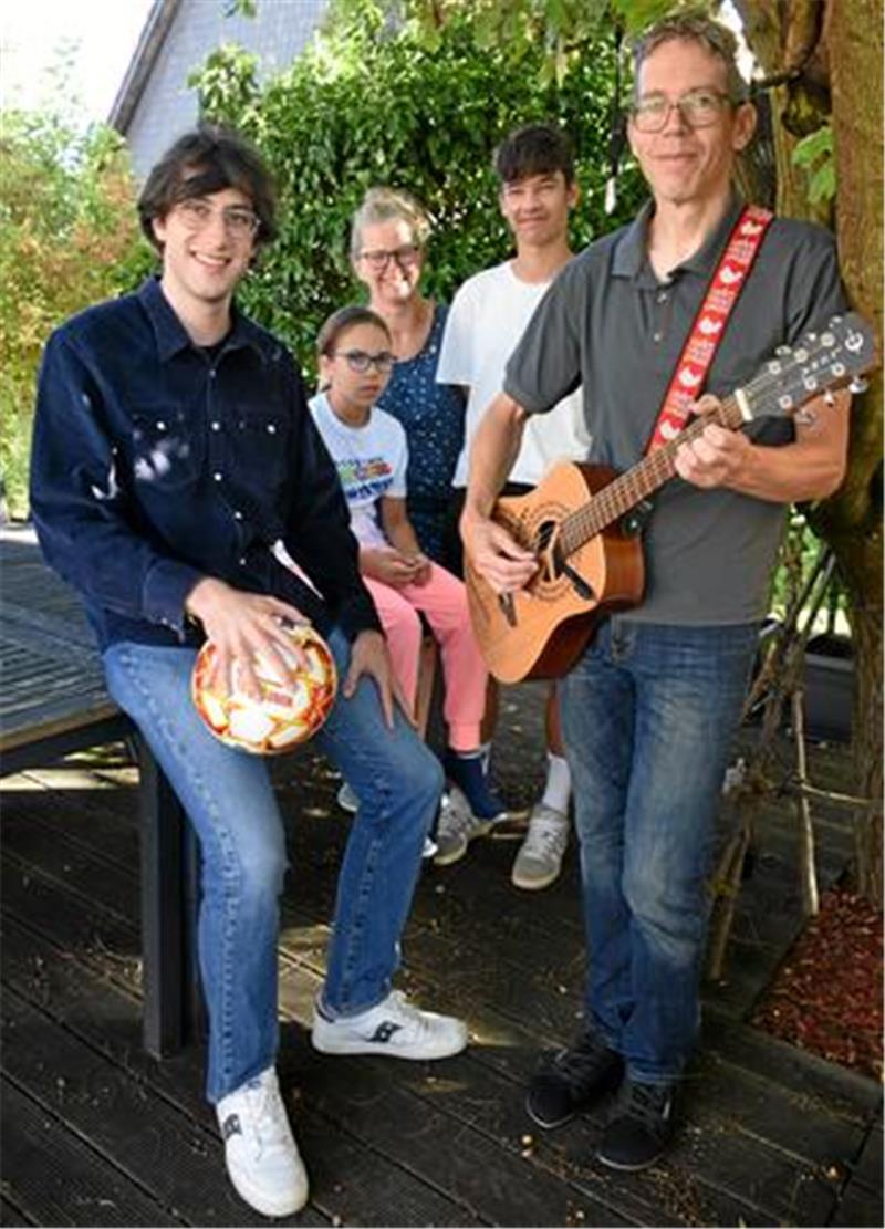 Neuer Gastvater Christian Seefeld ist selber vom Fach Davide Ranaldi nimmt in seiner Gastfamilie auch mal den Fußball zur Hand, während Gastvater Christian Seefeld (re.) auch mal als Musiker in Erscheinung tritt. Das passt, fand die Familie. Zwischen beiden (v.li.) Isabel, Anke Brunke und Tilman; es fehlen Julia (13) und Carina (14).