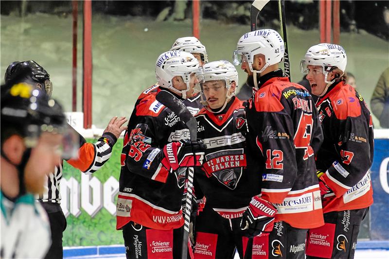 Die Falken sparen sich die Verlängerung Davide Vinci (M.) erlöst die Falken mit seinem zweiten Treffer zum 4:2-Sieg in Adendorf. Die Braunlager stehen damit im Endspiel der Eishockey-Regionalliga Nord. Foto: Drechsler